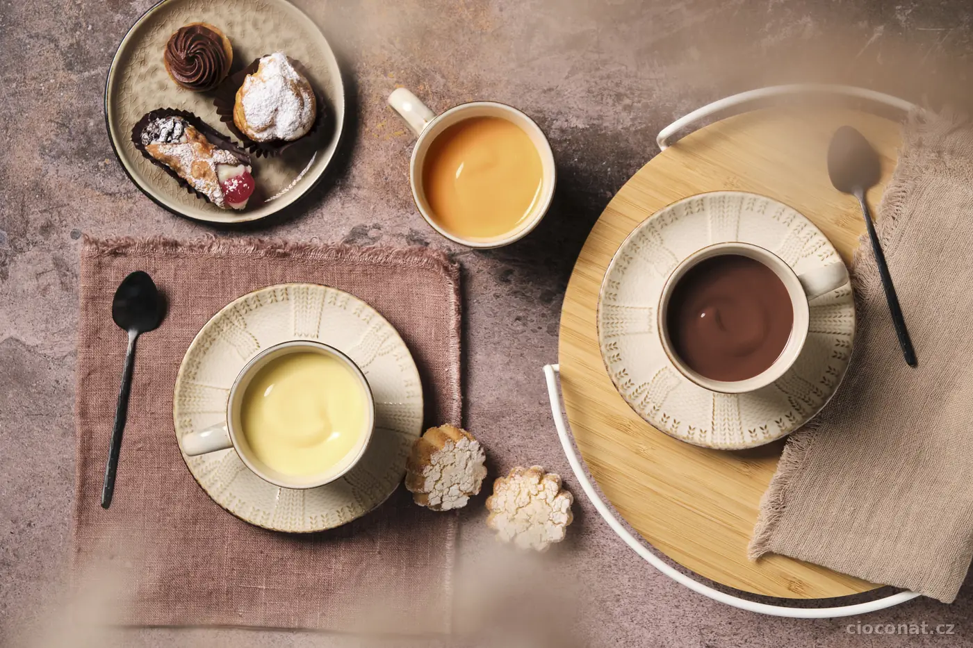 Bílá a hořká horká čokoláda Cioconat v šálcích s cannoli
